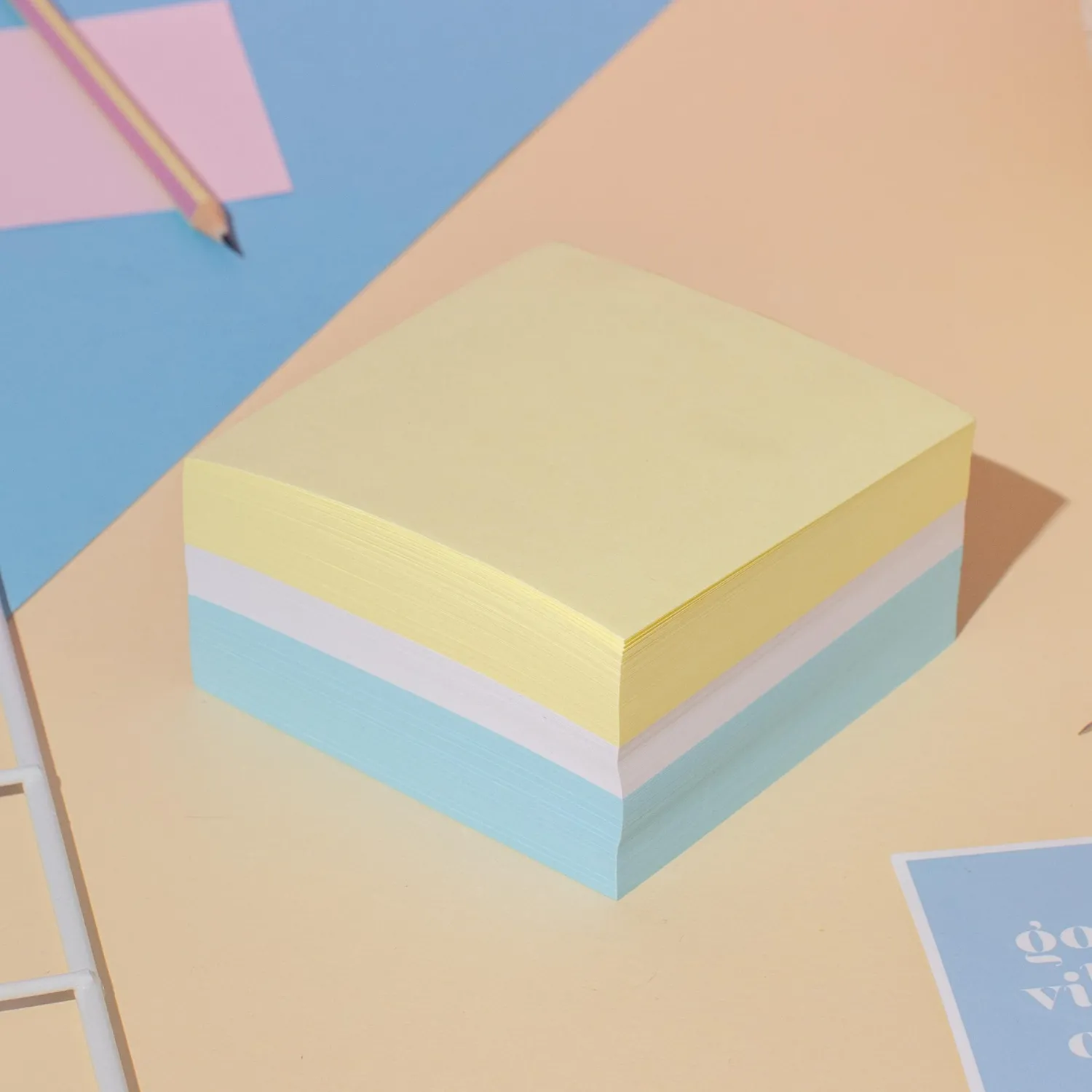 Блок для записей Комус 9×9 см, 80–100 г/м², 3 цвета, офисные заметки - Image 4
