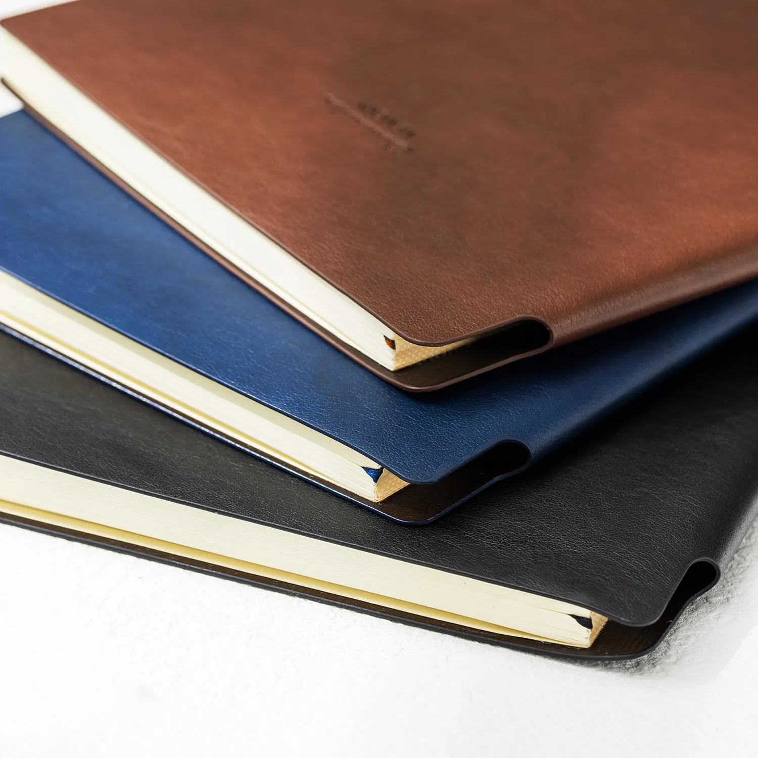 Бизнес-блокнот Deli Squared Notebook A5 искусственная кожа, резинка фиксации, тиснение, синий - Image 5